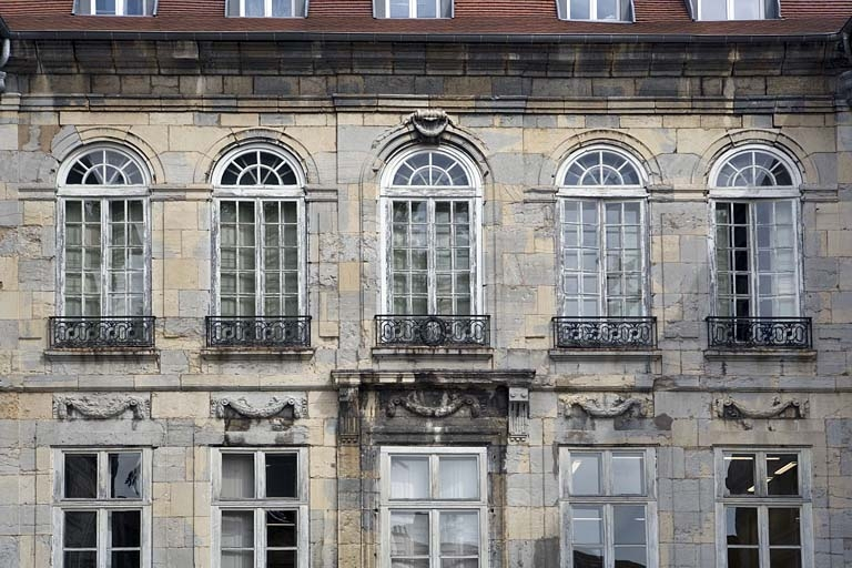 Façade postérieure du logis principal : détail de la partie centrale. © Yves Sancey / Région Bourgogne-Franche-Comté, Inventaire du patrimoine - 2008