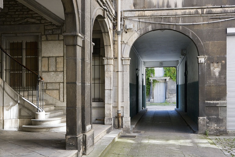 Détail de l'entrée du passage cocher au rez-de-chaussée du logis secondaire. © Yves Sancey / Région Bourgogne-Franche-Comté, Inventaire du patrimoine - 2008