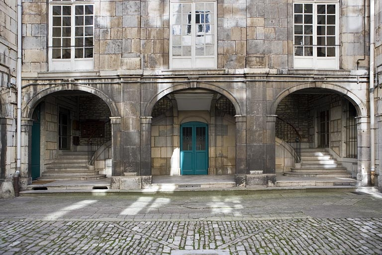 Première cour : détail du rez-de-chaussée de l'aile gauche, de face. © Yves Sancey / Région Bourgogne-Franche-Comté, Inventaire du patrimoine - 2008