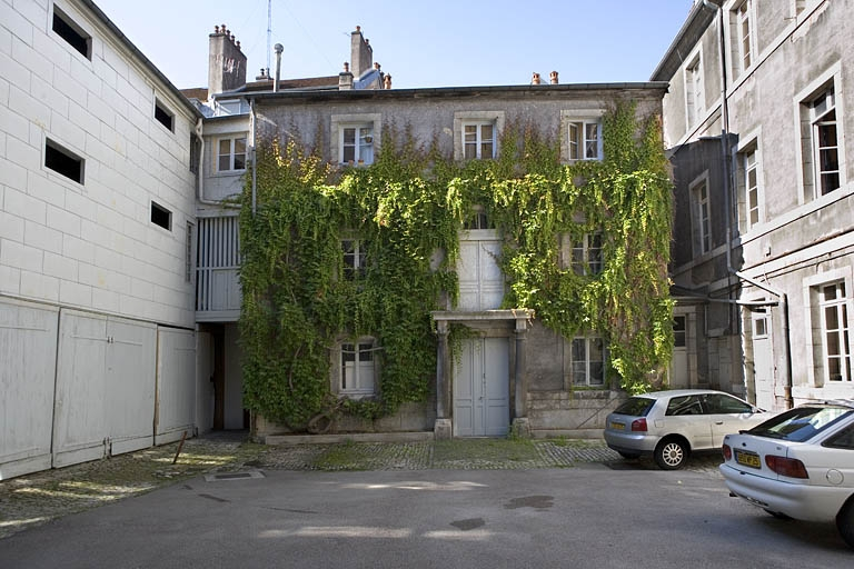 Vue d'ensemble du logis situé au fond de la deuxième cour. © Yves Sancey / Région Bourgogne-Franche-Comté, Inventaire du patrimoine - 2008