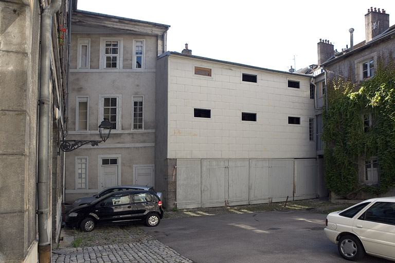 Deuxième cour : vue d'ensemble de l'aile gauche et du bâtiment des remises et des bûchers, de face. © Yves Sancey / Région Bourgogne-Franche-Comté, Inventaire du patrimoine - 2008