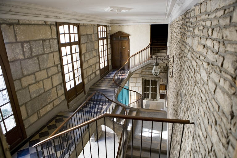 Première cour : vue d'ensemble de l'escalier d'honneur situé dans l'aile gauche. © Yves Sancey / Région Bourgogne-Franche-Comté, Inventaire du patrimoine - 2008