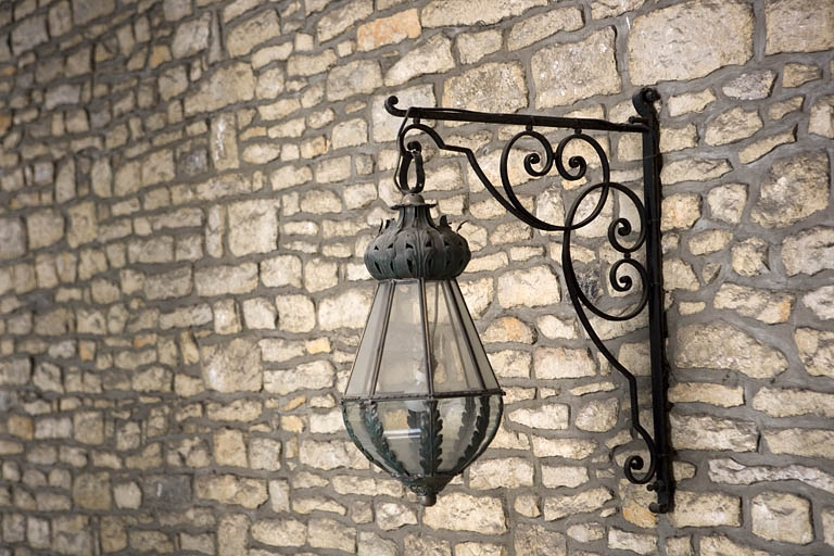 Détail d'un bec de gaz situé dans l'escalier d'honneur. © Yves Sancey / Région Bourgogne-Franche-Comté, Inventaire du patrimoine - 2008