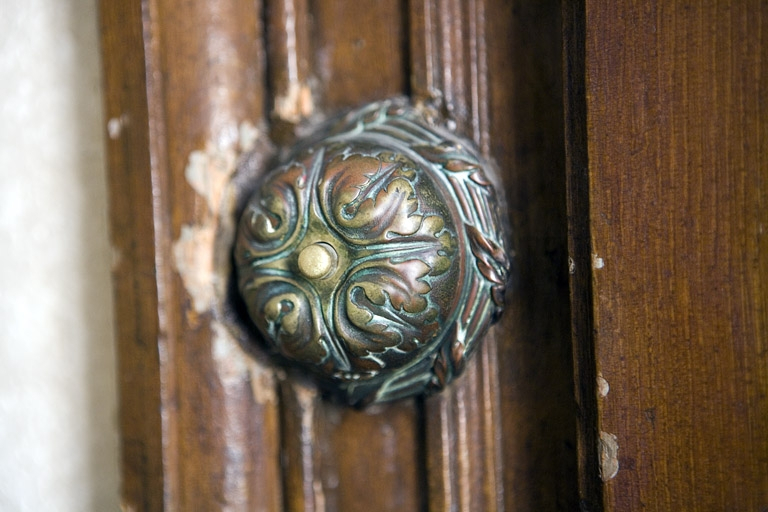 Détail d'une sonnette située dans l'escalier d'honneur. © Yves Sancey / Région Bourgogne-Franche-Comté, Inventaire du patrimoine - 2008
