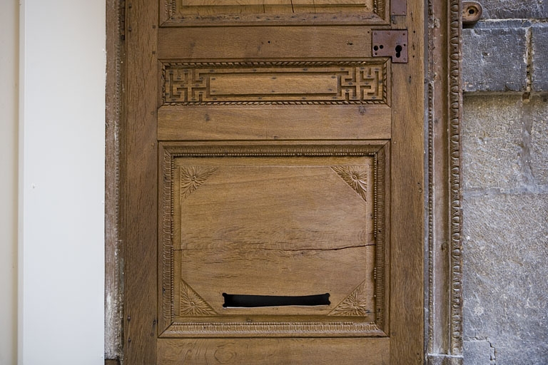 Détail des grecques ornant la porte d'entrée du logis secondaire. © Yves Sancey / Région Bourgogne-Franche-Comté, Inventaire du patrimoine - 2008