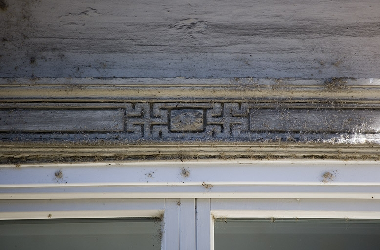 Détail des grecques ornant la la base de l'arc de la serlienne. © Yves Sancey / Région Bourgogne-Franche-Comté, Inventaire du patrimoine - 2008