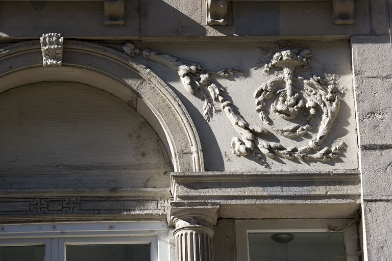 Détail d'un rinceau de feuillage encadrant l'arc de la serlienne. © Yves Sancey / Région Bourgogne-Franche-Comté, Inventaire du patrimoine - 2008