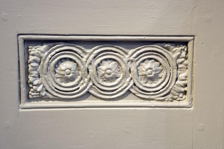 Détail d'un des décors de rosaces encadrant la cheminée située au premier étage. © Yves Sancey / Région Bourgogne-Franche-Comté, Inventaire du patrimoine - 2008