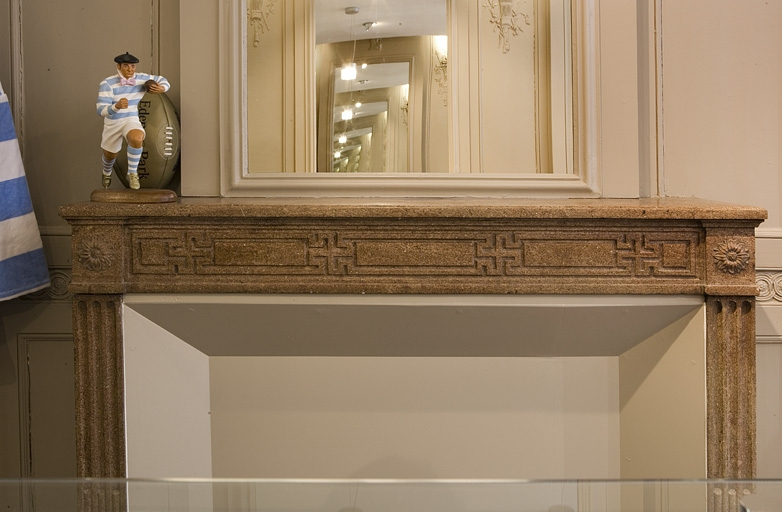 Détail de la tablette de la cheminée située au premier étage. © Yves Sancey / Région Bourgogne-Franche-Comté, Inventaire du patrimoine - 2008