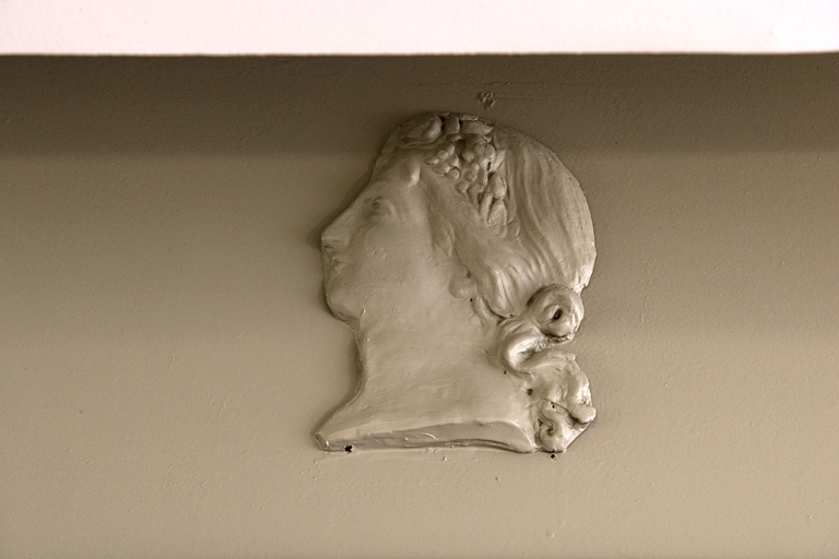 Détail d'une tête de femme de profil ornant les lambris d'une pièce située au premier étage. © Yves Sancey / Région Bourgogne-Franche-Comté, Inventaire du patrimoine - 2008