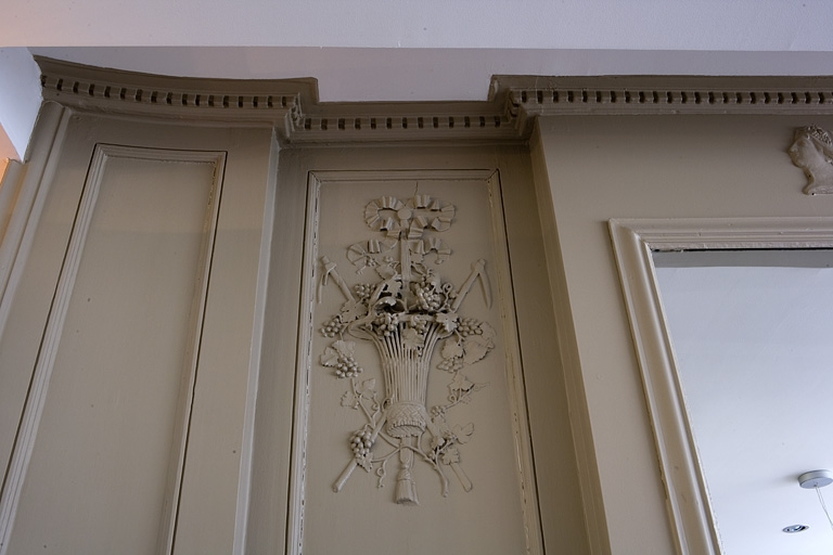 Détail d'un décor représentant l'automne ornant les lambris d'une pièce du premier étage. © Yves Sancey / Région Bourgogne-Franche-Comté, Inventaire du patrimoine - 2008