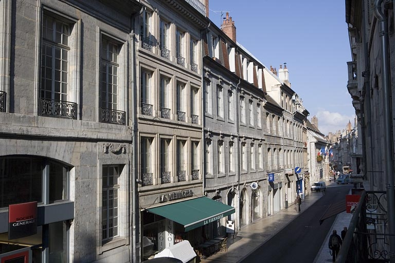 Vue d'ensemble de l'édifice dans l'alignement de la rue : de trois quarts gauche. © Yves Sancey / Région Bourgogne-Franche-Comté, Inventaire du patrimoine - 2008 Vue d'ensemble de l'édifice dans l'alignement de la rue : de trois quarts gauche. © Yves Sancey / Région Bourgogne-Franche-Comté, Inventaire du patrimoine - 2008