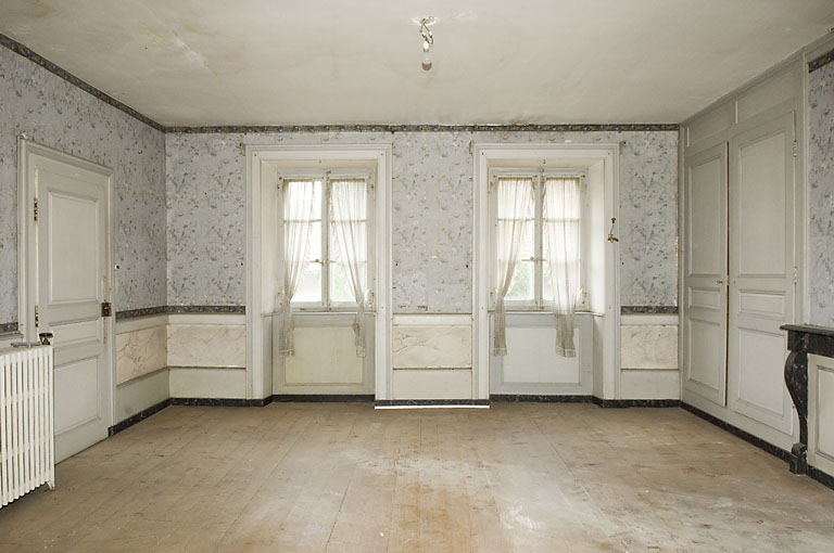Chambre avec alcôve, vue en direction des fenêtres ouvrant sur la rue du Château. © Jérôme Mongreville / Région Bourgogne-Franche-Comté, Inventaire du patrimoine - 2008