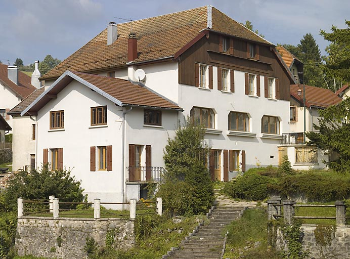 Façade postérieure et façade latérale gauche. © Jérôme Mongreville / Région Bourgogne-Franche-Comté, Inventaire du patrimoine - 2008