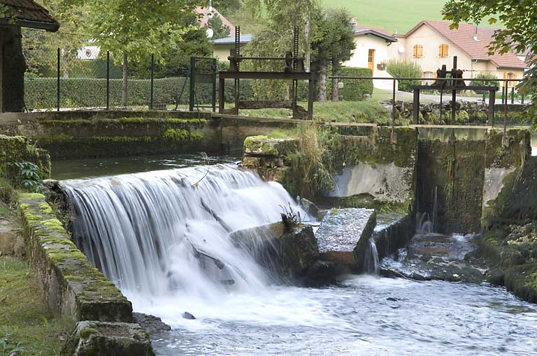 Canal d'amenée : vannes et déversoir. © Jérôme Mongreville / Région Bourgogne-Franche-Comté, Inventaire du patrimoine - 2008