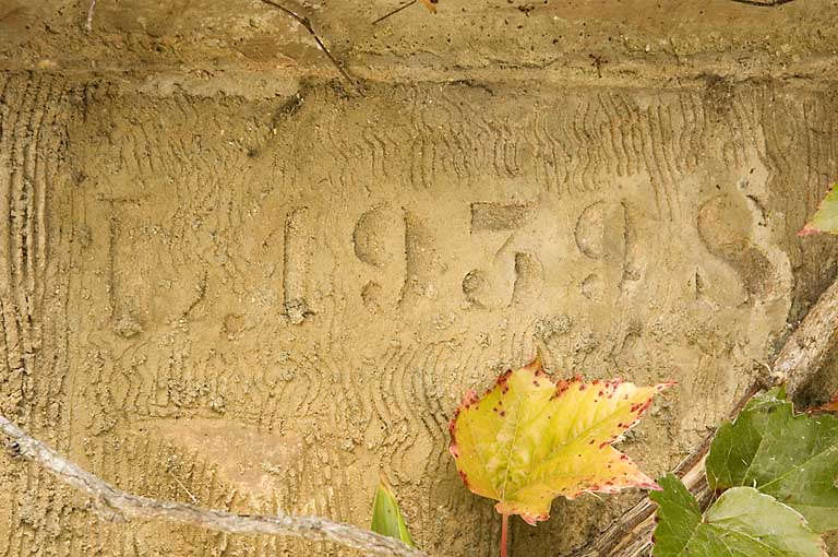 Maison, façade latérale droite : date 1939 sous la fenêtre. © Jérôme Mongreville / Région Bourgogne-Franche-Comté, Inventaire du patrimoine - 2008