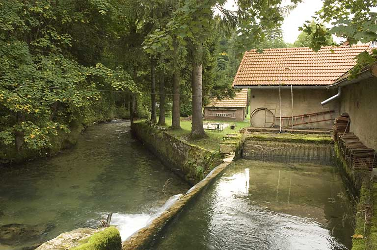 Canal d'amenée (avec déversoir à gauche) et bâtiment d'eau. © Jérôme Mongreville / Région Bourgogne-Franche-Comté, Inventaire du patrimoine - 2008