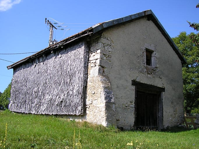 Façade antérieure et le pignon sud-ouest vus de trois quarts. © Marie-Pierre Reynet / Région Bourgogne-Franche-Comté, Inventaire du patrimoine - 2008