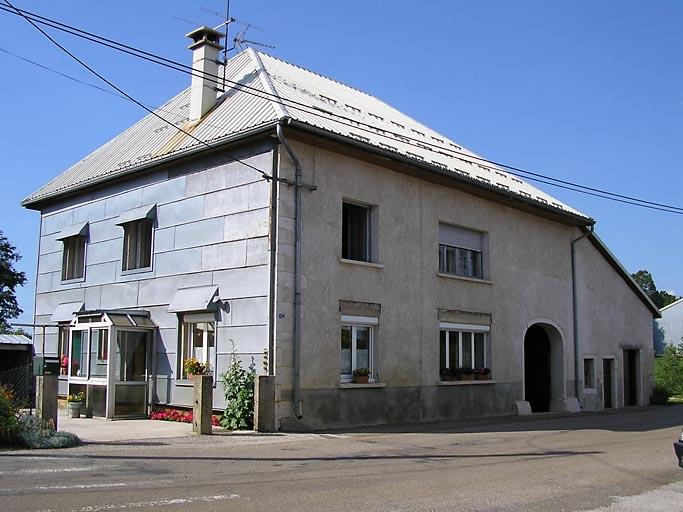 Façade antérieure, remise et pignon sud-ouest vus de trois quarts. © Marie-Pierre Reynet / Région Bourgogne-Franche-Comté, Inventaire du patrimoine - 2008