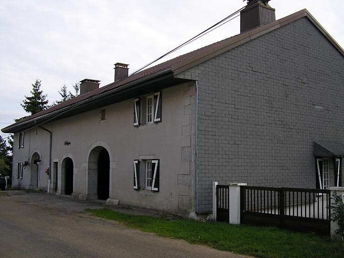 Façade antérieure et pignon sud-ouest vus de trois quarts. © Marie-Pierre Reynet / Région Bourgogne-Franche-Comté, Inventaire du patrimoine - 2008