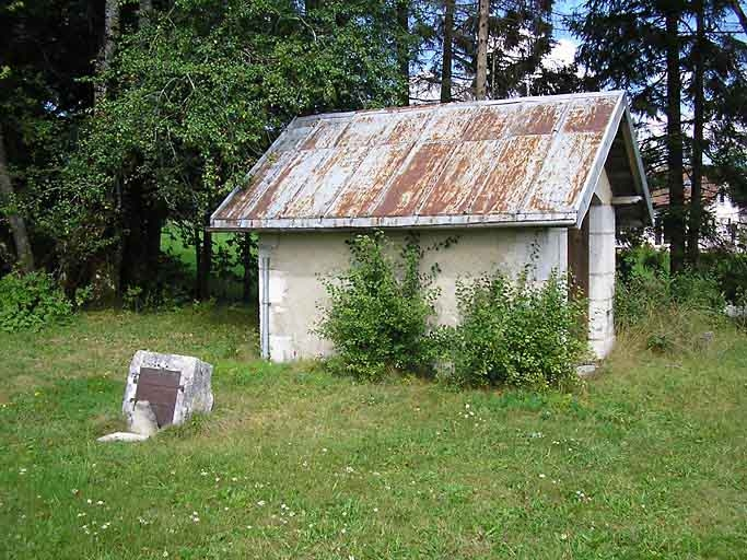 Façade latérale de la resserre et citerne vues de trois quarts. © Marie-Pierre Reynet / Région Bourgogne-Franche-Comté, Inventaire du patrimoine - 2008