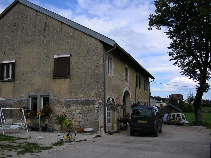 Pignon et façade antérieure vus de trois quarts. © Marie-Pierre Reynet / Région Bourgogne-Franche-Comté, Inventaire du patrimoine - 2008