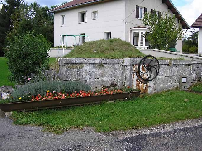 Vue générale, maison en arrière-plan. © Marie-Pierre Reynet / Région Bourgogne-Franche-Comté, Inventaire du patrimoine - 2008