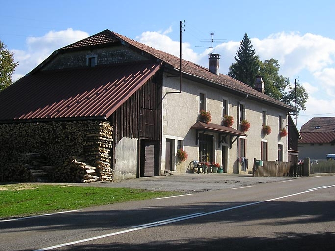 Vue de la façade antérieure et de la remise à l'ouest. © Marie-Pierre Reynet / Région Bourgogne-Franche-Comté, Inventaire du patrimoine - 2008