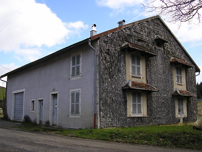 Pignon sud et façade antérieure vus de trois quarts. © Marie-Pierre Reynet / Région Bourgogne-Franche-Comté, Inventaire du patrimoine - 2008