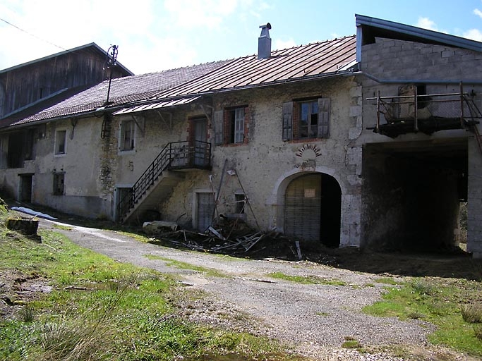 Façade antérieure vue de trois quarts. © Marie-Pierre Reynet / Région Bourgogne-Franche-Comté, Inventaire du patrimoine - 2008