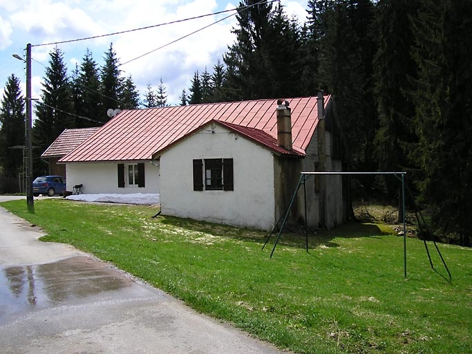 Vue générale de la remise et de la maison en arrière-plan. © Marie-Pierre Reynet / Région Bourgogne-Franche-Comté, Inventaire du patrimoine - 2008
