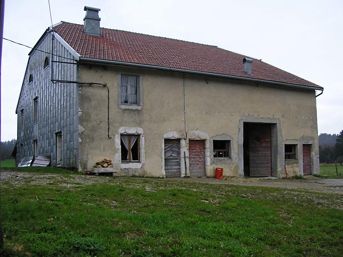 Façade antérieure et pignon sud-ouest vus de trois quarts. © Marie-Pierre Reynet / Région Bourgogne-Franche-Comté, Inventaire du patrimoine - 2008