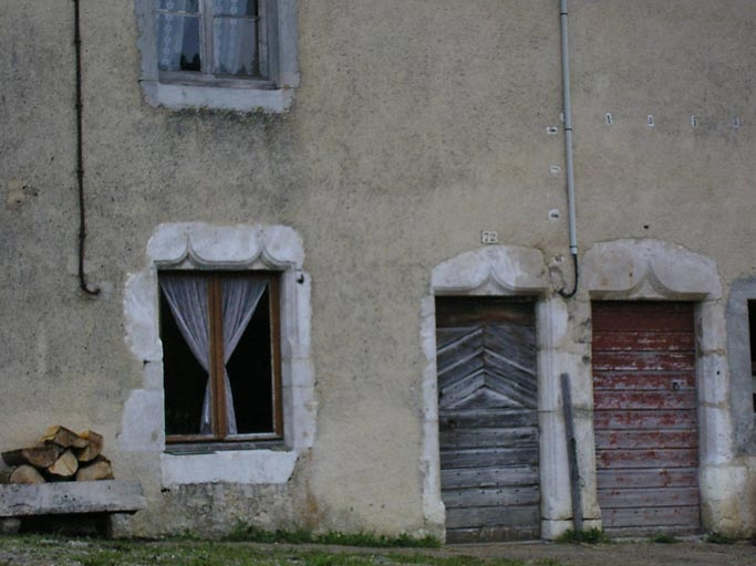 Vue des portes et de la fenêtre avec linteaux en accolade. © Marie-Pierre Reynet / Région Bourgogne-Franche-Comté, Inventaire du patrimoine - 2008