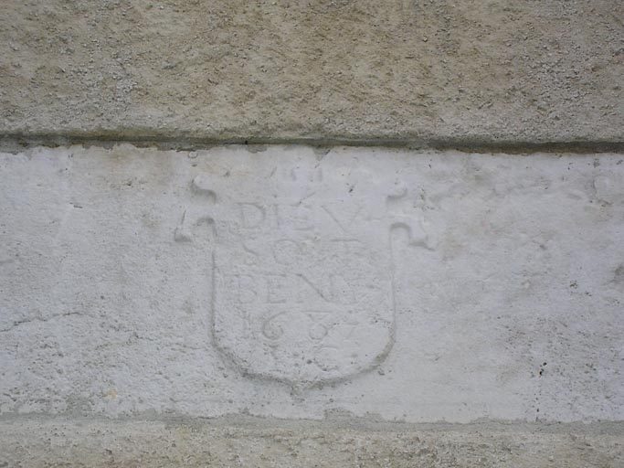 Vue de l'inscription sur le linteau de la porte. © Marie-Pierre Reynet / Région Bourgogne-Franche-Comté, Inventaire du patrimoine - 2008