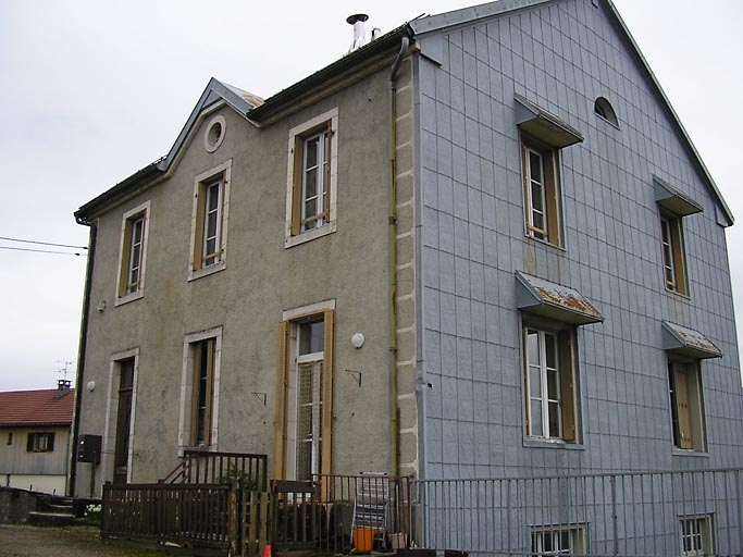 Pignon sud-ouest et façade antérieure vus de trois quarts. © Marie-Pierre Reynet / Région Bourgogne-Franche-Comté, Inventaire du patrimoine - 2008