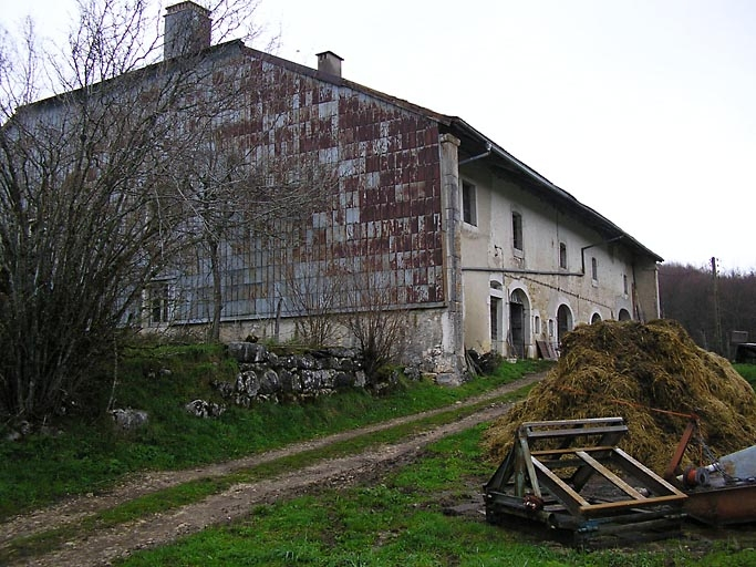 Pignon sud-ouest et façade antérieure vus de trois quarts. © Marie-Pierre Reynet / Région Bourgogne-Franche-Comté, Inventaire du patrimoine - 2008