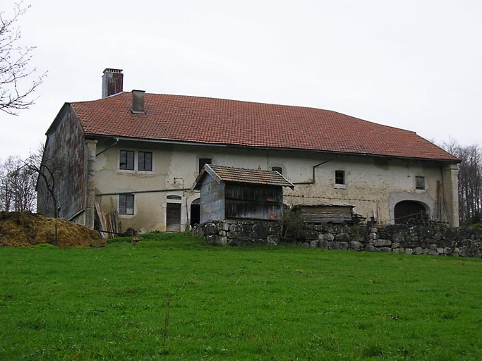 Vue générale de la façade postérieure et de la remise. © Marie-Pierre Reynet / Région Bourgogne-Franche-Comté, Inventaire du patrimoine - 2008