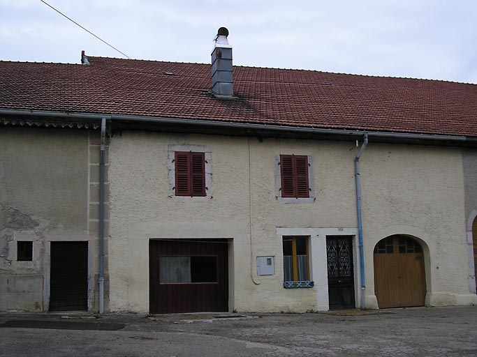 Vue latérale de la façade antérieure. © Marie-Pierre Reynet / Région Bourgogne-Franche-Comté, Inventaire du patrimoine - 2008
