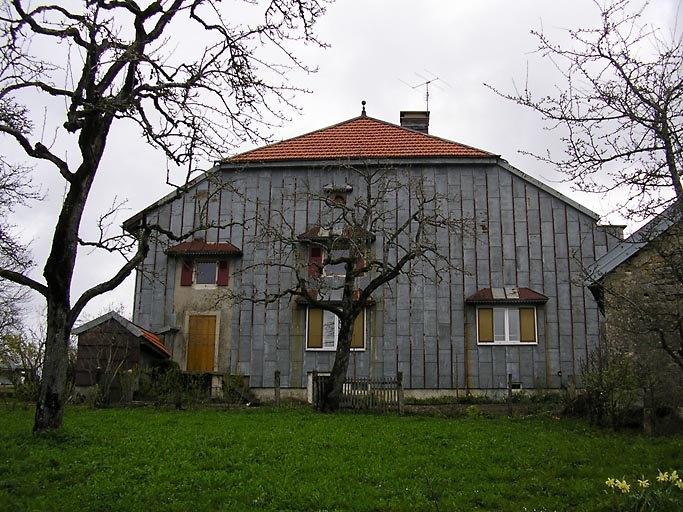 Vue générale du pignon sud-ouest. © Marie-Pierre Reynet / Région Bourgogne-Franche-Comté, Inventaire du patrimoine - 2008