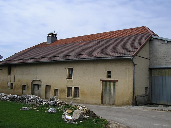 Façade antérieure vue de trois quarts. © Marie-Pierre Reynet / Région Bourgogne-Franche-Comté, Inventaire du patrimoine - 2008