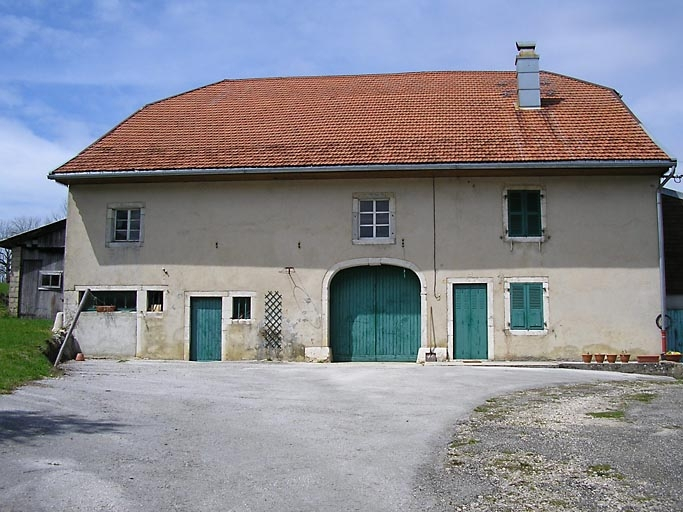 Vue générale de la façade antérieure et de la remise. © Marie-Pierre Reynet / Région Bourgogne-Franche-Comté, Inventaire du patrimoine - 2008