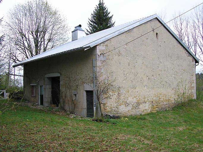 Pignon nord et façade postérieure vus de trois quarts. © Marie-Pierre Reynet / Région Bourgogne-Franche-Comté, Inventaire du patrimoine - 2008
