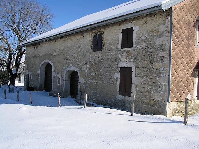 Façade postérieure et pignon sud-ouest vus de trois quarts. © Marie-Pierre Reynet / Région Bourgogne-Franche-Comté, Inventaire du patrimoine - 2008