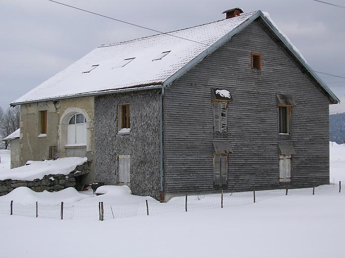 Pignon sud-ouest et façade postérieure vus de trois quarts. © Marie-Pierre Reynet / Région Bourgogne-Franche-Comté, Inventaire du patrimoine - 2008