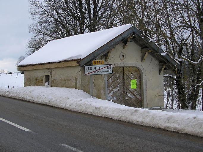 Entrée et façade latérale vues de trois quarts. © Marie-Pierre Reynet / Région Bourgogne-Franche-Comté, Inventaire du patrimoine - 2008