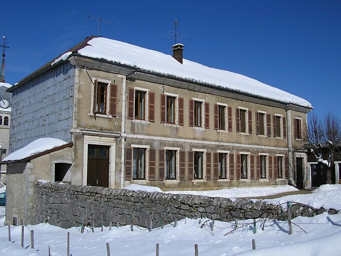Façade antérieure et pignon sud-ouest vus de trois quarts. © Marie-Pierre Reynet / Région Bourgogne-Franche-Comté, Inventaire du patrimoine - 2008