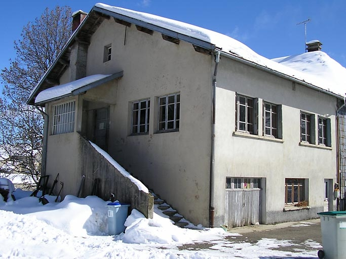 Façade postérieure vue de trois quarts. © Marie-Pierre Reynet / Région Bourgogne-Franche-Comté, Inventaire du patrimoine - 2008