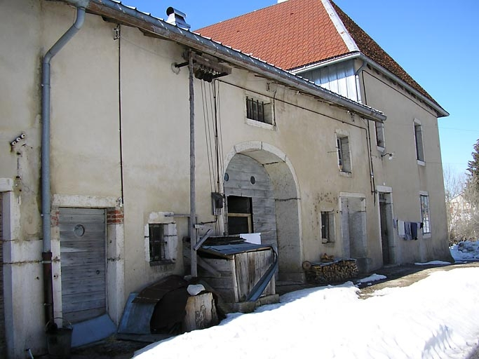 Façade postérieure vue de trois quarts. © Marie-Pierre Reynet / Région Bourgogne-Franche-Comté, Inventaire du patrimoine - 2008