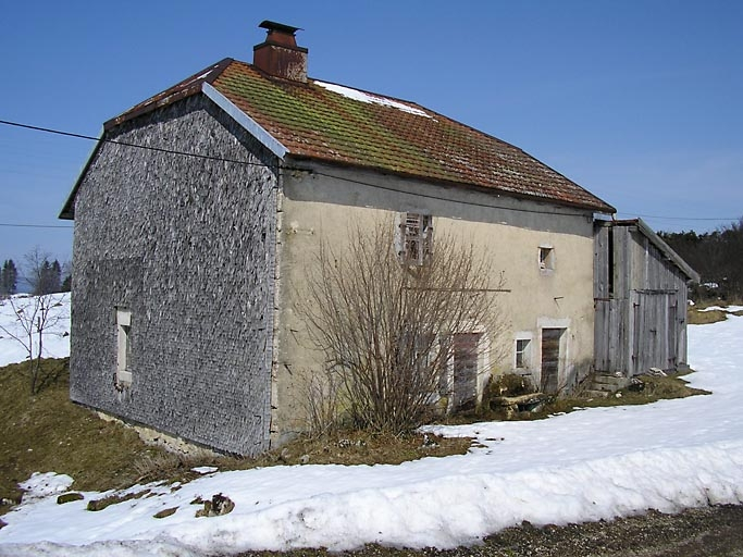 Pignon sud-ouest, façade antérieure et remise vus de trois quarts. © Marie-Pierre Reynet / Région Bourgogne-Franche-Comté, Inventaire du patrimoine - 2008