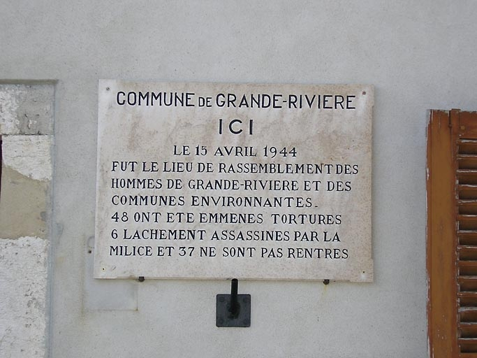 Vue de la plaque commémorative de la rafle du 15 avril 1944. © Marie-Pierre Reynet / Région Bourgogne-Franche-Comté, Inventaire du patrimoine - 2008
